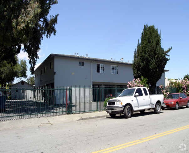 Foto del edificio - 2341-2345 Cooley Ave
