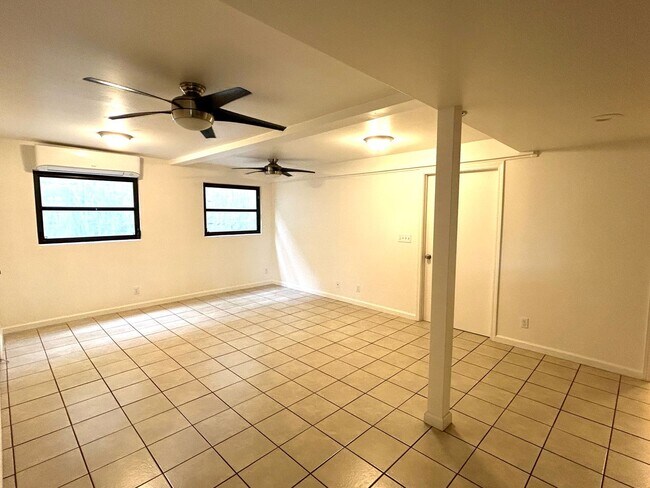 Foto del edificio - Split ACs! 3 Bathrooms! Indoor Laundry!