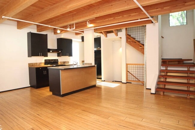 Building Photo - 318-320 W Myrtle