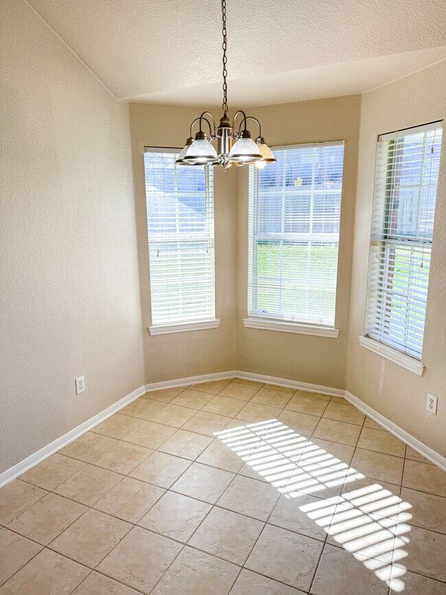 Foto del edificio - This beautiful 3 bedroom 2 bath home, is l...