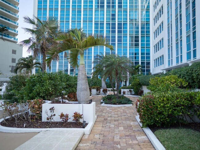 Building Photo - 5055  Collins Ave  4H Miami Beach Fl 33140