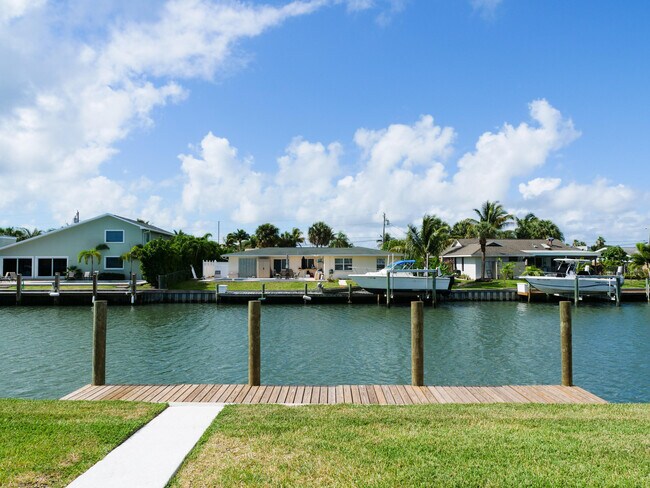 Building Photo - 255 Marina Dr