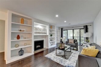 Building Photo - 3101 Pine Heights Dr NE