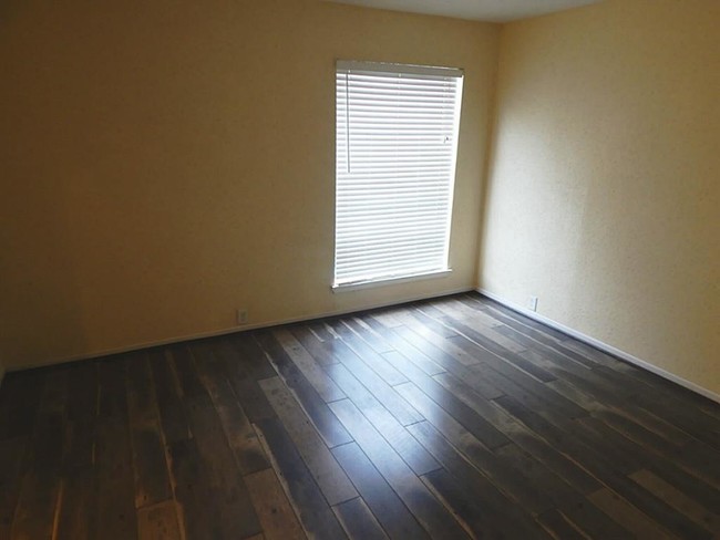 Building Photo - 3303 W Greenridge Dr