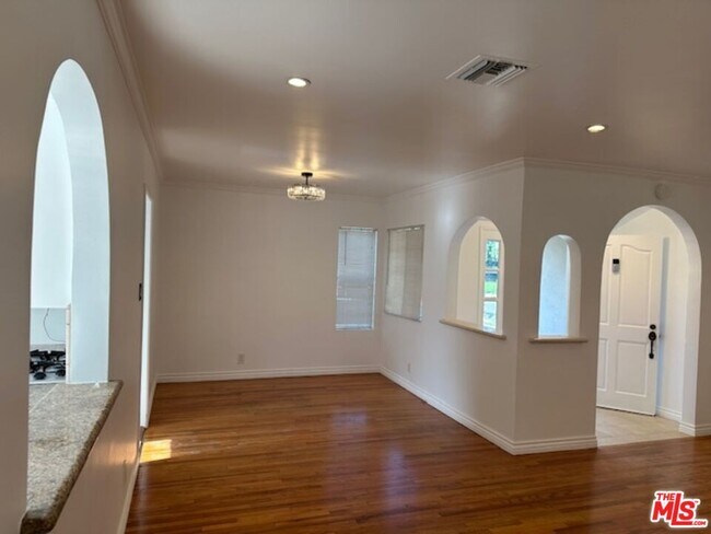 Foto del edificio - 5368 Crebs Ave