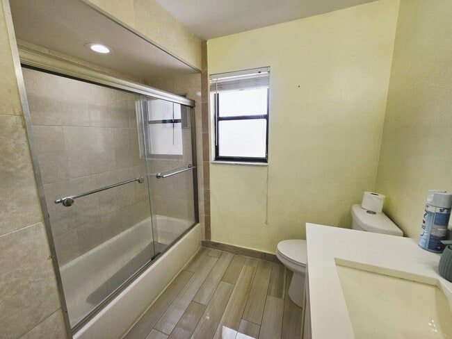 Building Photo - 5885 Northpointe Ln