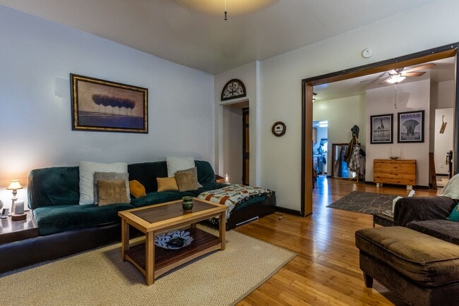 Building Photo - AVAILABLE AUGUST 2026 - Beautiful 2 bedroom Home on a Quiet Street!