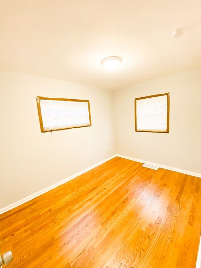 Building Photo - 311 E Arlee Ave