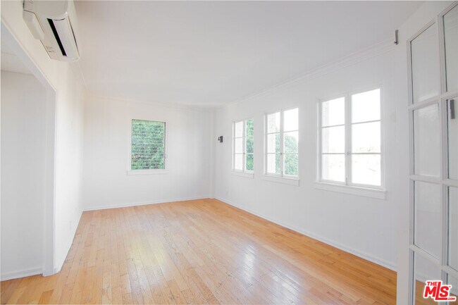 Foto del edificio - 1201 N Crescent Heights Blvd