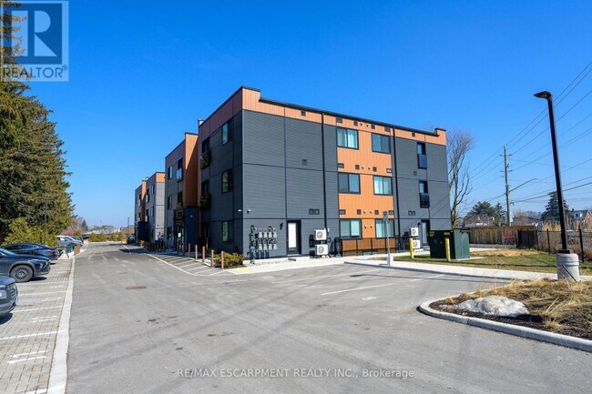 Building Photo - 261 King St E