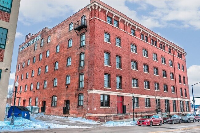 Building Photo - 402 E 4th St