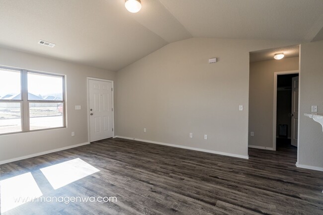 Building Photo - Cozy 4 Bedroom Elkins Home! Lots of upgrad...