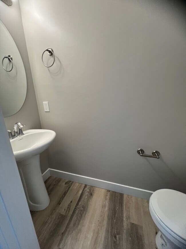 Building Photo - Ready To Move in! New 2 Bed 3 bath!