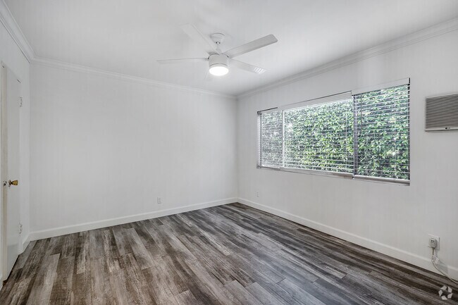 1 habitación, 1 baño - 700 pies cuadrados - Dormitorio - 802 N West Knoll Dr