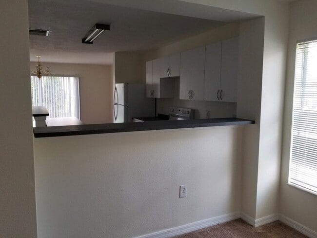 Building Photo - Spacious townhome in Riverview!