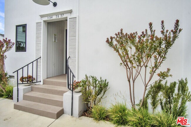 Building Photo - 11337 Montana Ave