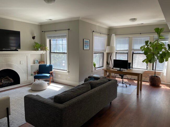 Living room - 710 W Bittersweet Pl