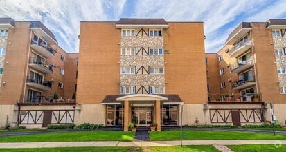 Building Photo - 1633 River St