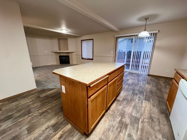 Building Photo - **$500 Move In Special** Beautiful 4 Bed 3...