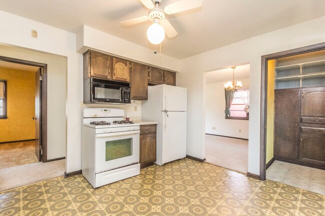 Building Photo - 3 Bedroom 2 Bath Home for Rent Indianola, ...