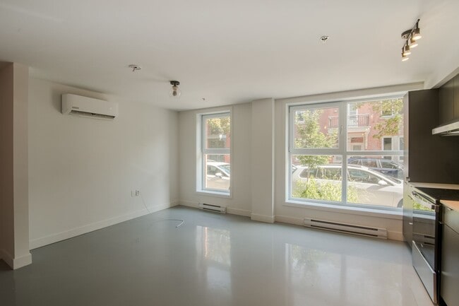 Building Photo - 4350 Hotel-de-ville