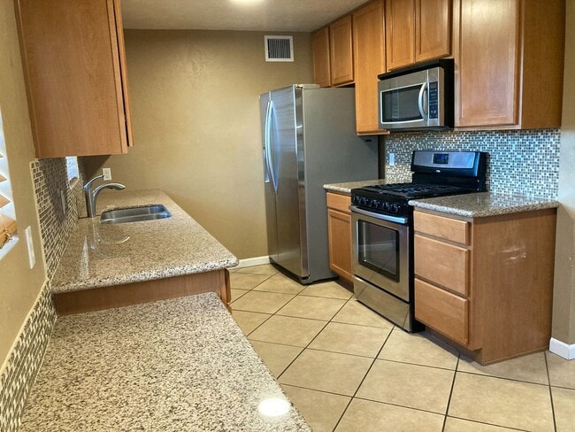 Building Photo - Central 3 Bedroom