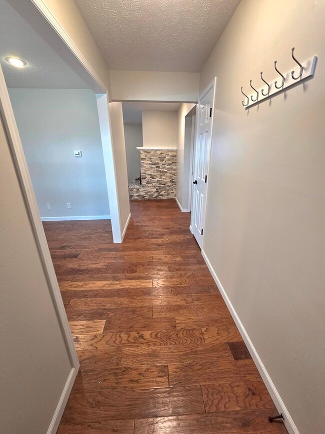 Building Photo - 213 W Aven Ave