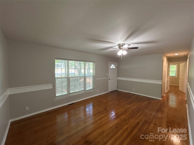Foto del edificio - 2818 Ravencroft Dr