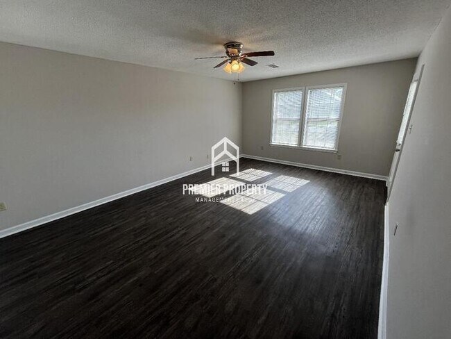 Building Photo - 4496 Villagreen Dr