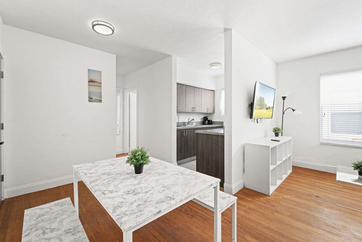 Foto principal - 7340 Harding Ave