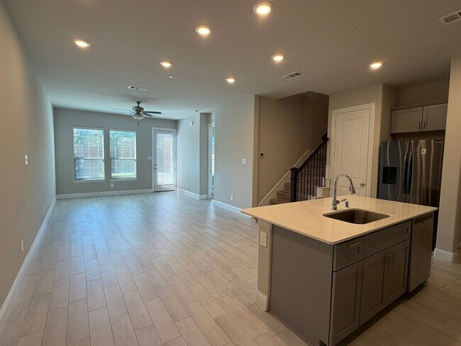 Foto del edificio - 624 Hutchinson Ln