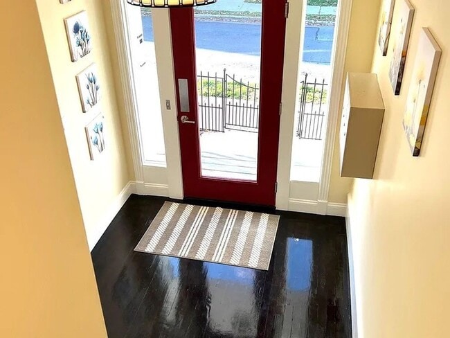 Building Photo - Newly Renovated 3 Bedroom Apartment - Poug...