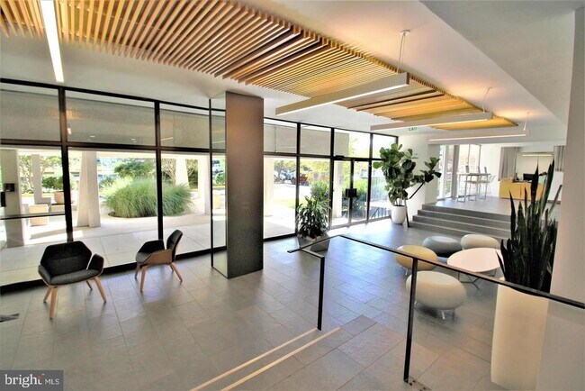 Foto del edificio - 3333 University Blvd W