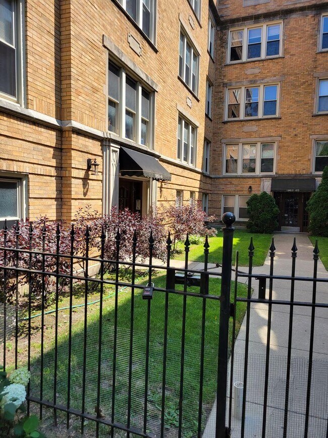 Foto del edificio - 2 bedroom in Chicago IL 60640