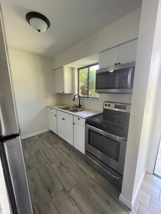 Building Photo - Remodeled 2 Bed 1 Bath Home | Washer/Dryer...