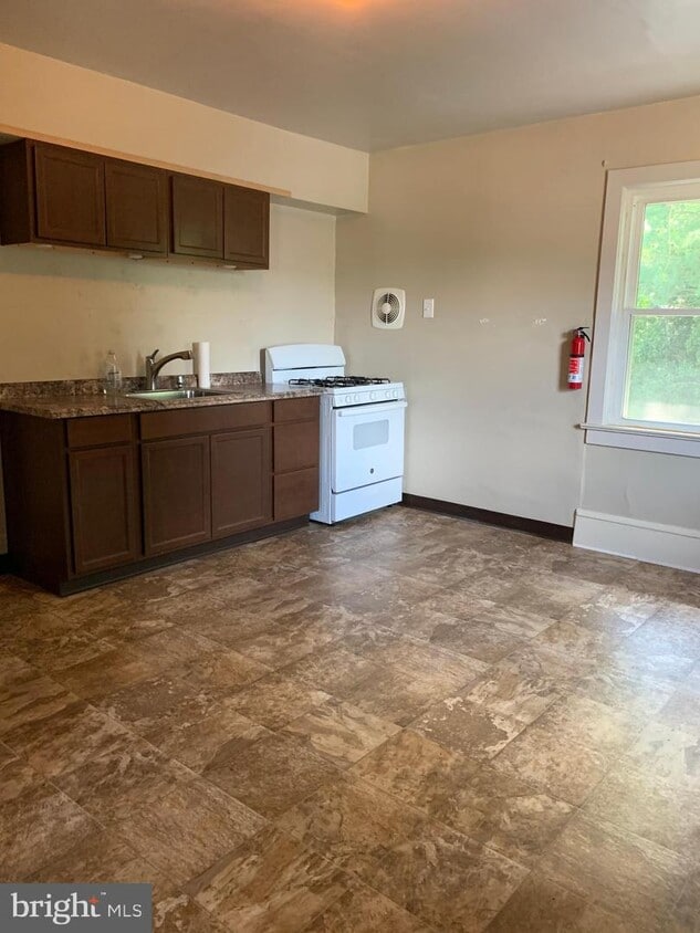 422424 Victoria St, Glassboro, NJ 08028 Room for Rent in Glassboro, NJ