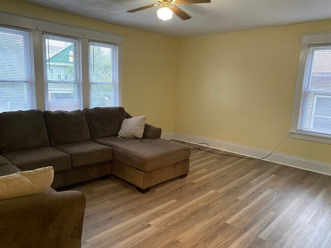 Foto del edificio - 1611 Ridge Ave