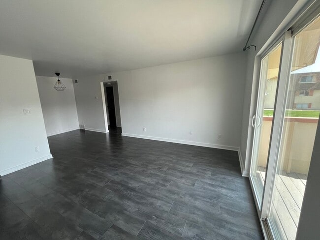 Building Photo - Charming One-Bedroom Condo with Southern E...