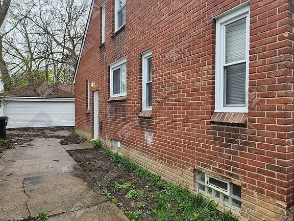 Building Photo - 15865 Biltmore St