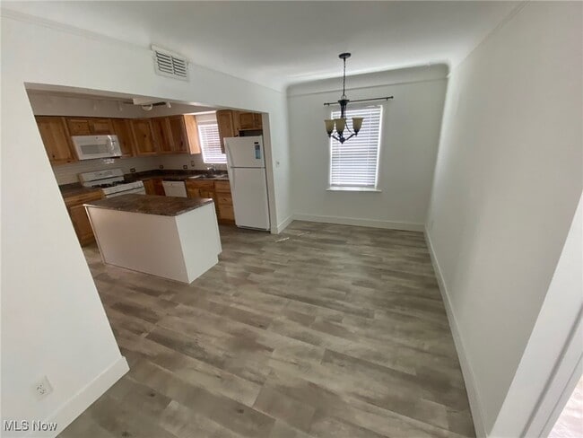 Building Photo - 29520 Cresthaven Dr