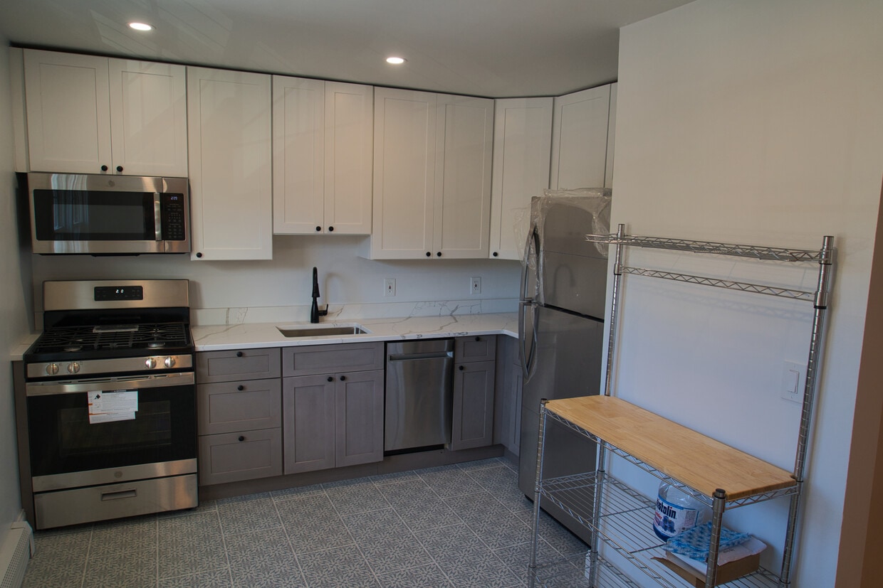 Kitchen (from living room) - 364 Westwood Ave