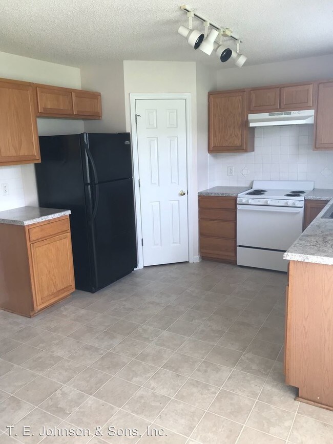 Building Photo - 3 br, 2.5 bath House - 105 Kings Meadow