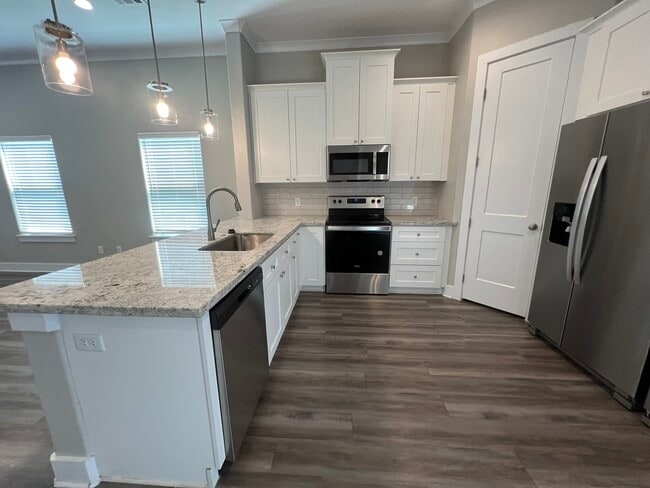 Building Photo - 701 Highlands St