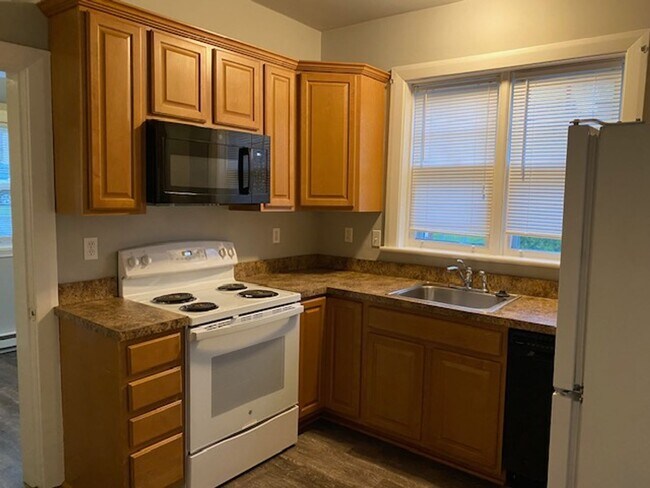 Foto del edificio - Student Rental next to WCU Campus | 3 Bed Single Family Home w/ Covered Front Porch, Yard & Basem...