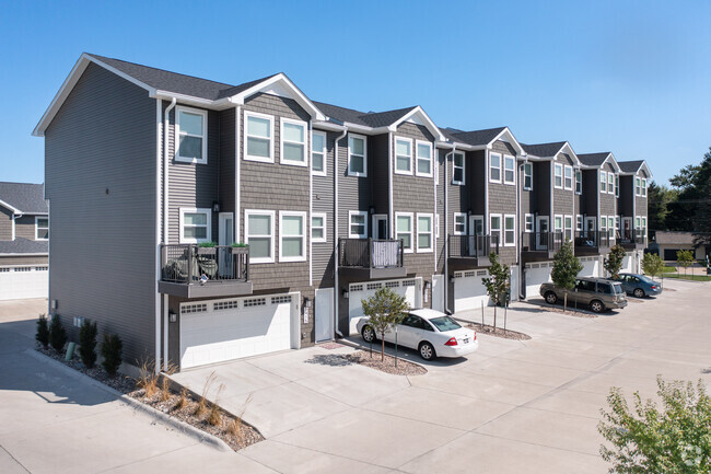 Building Photo - Townhomes At Northwest Pointe