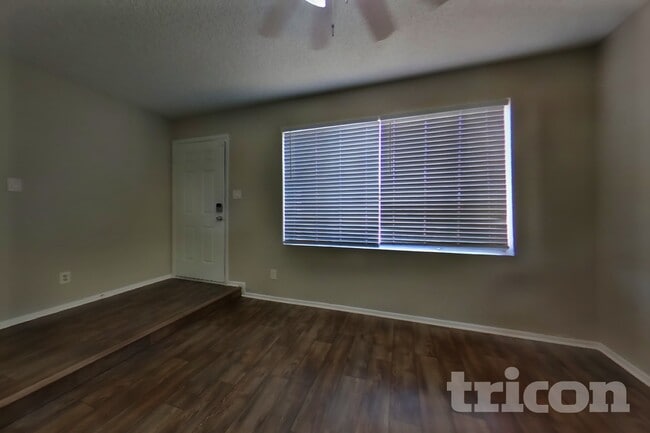 Building Photo - 7805 W Cora Ln