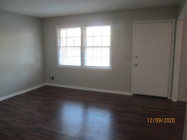 Foto del edificio - 2 bedroom 1 bath duplex off of Broad River Rd