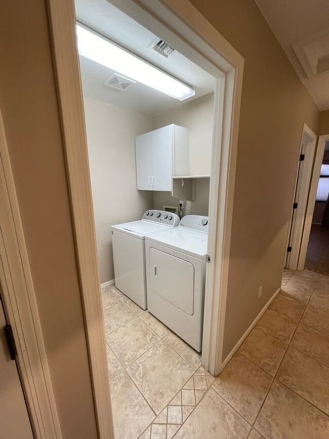 Building Photo - Single story 3bd/ 2bath home located on a ...
