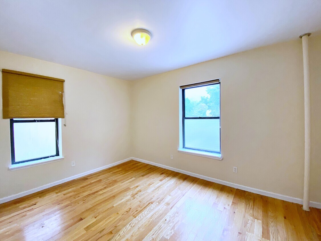 Building Photo - 49-49 Payson Ave