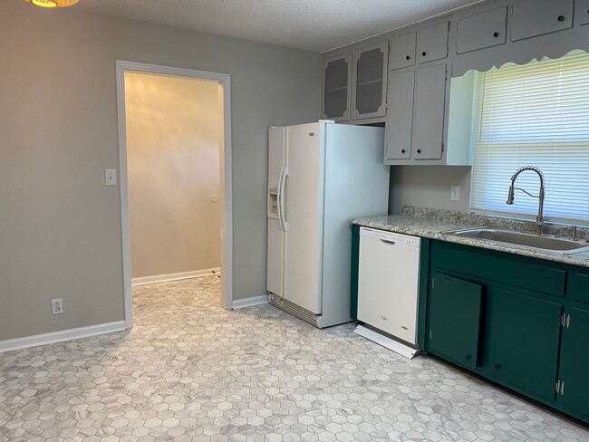 Building Photo - Recently Remodeled!! Easy Commute to Ft. C...